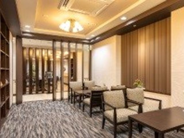 スタイリッシュな待合室 ラウンジ 洗練されたデザインのラウンジで、利用者様の笑顔に寄り添うやりがいのある仕事をしませんか。お待ちしています。