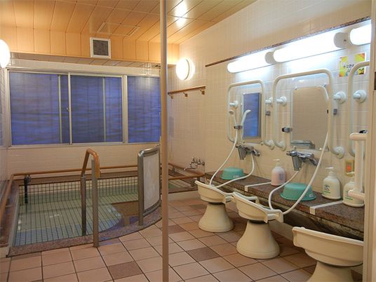 温かな浴槽と洗面台