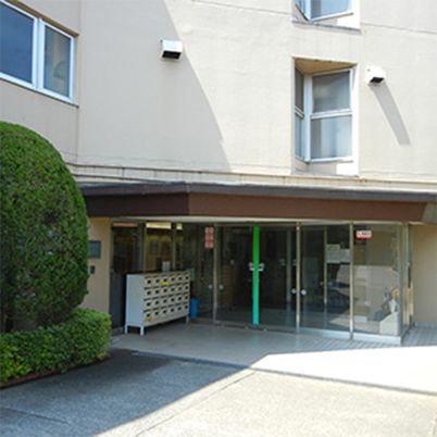 広々とした玄関の建物