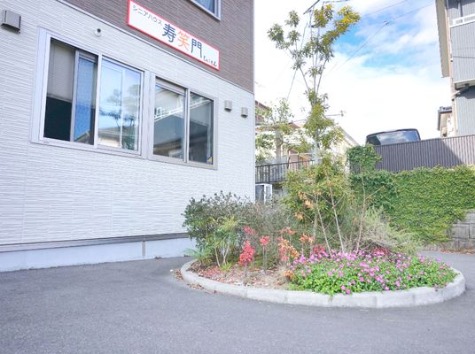 施設の清潔な外観