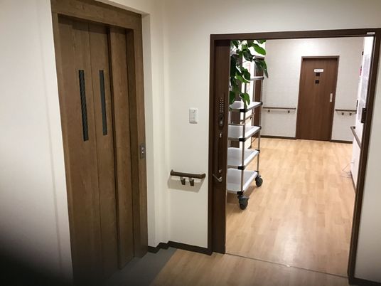 明るい廊下の一部