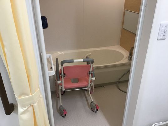 バリアフリー設計の浴室