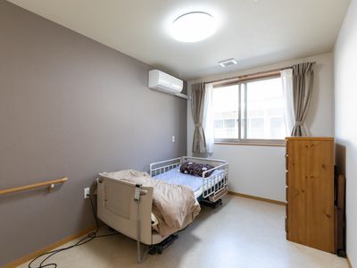 明るい個室の居室