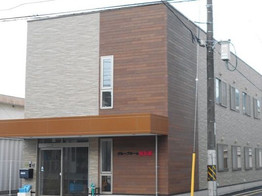モダンな建物のエントランス