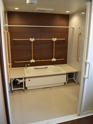 バリアフリー設計の浴室