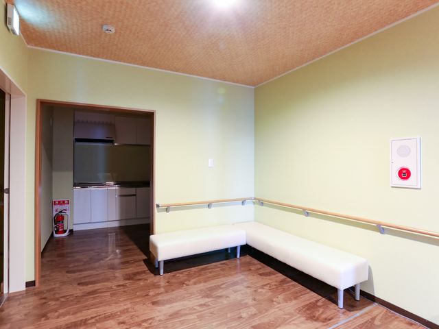 快適な居室の一角 休憩スペース 明るく落ち着いた色合いの居室には、清潔感のあるベンチと必要な設備が整っており、快適な私生活が送れるように配慮されています。