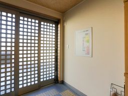 明るい和室の入口