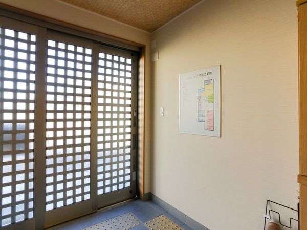 明るい和室の入口