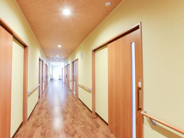 明るい廊下の風景 廊下 手すり付きでゆったりとした明るい廊下です。移動が安心できる設計が、就業環境の快適さを支えます。