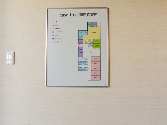 施設の配置図掲示 フロアマップ 清潔感あふれる壁には施設の配置図が掲示され、利用者が迷わずに目的の場所へと向かえます。