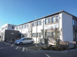 明るい外観の建物