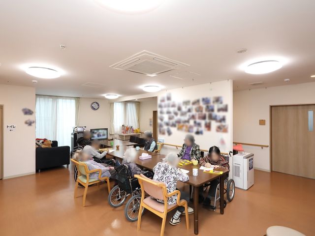 共有スペースでのひと時 共有スペース ゆったりと椅子に座りながら、他の利用者とコミュニケーションを取ることができる、温かみのある共有ラウンジです。
