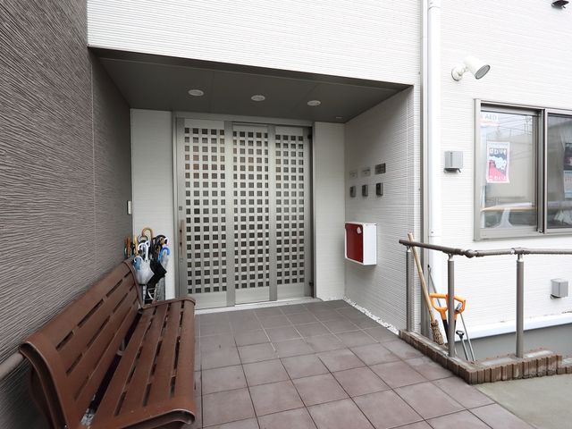 エントランスの綺麗な外観 エントランス 快適な出入りができる、清潔感漂うエントランスです。安定した手すりがあり、歩行補助具も備え付けてあります。