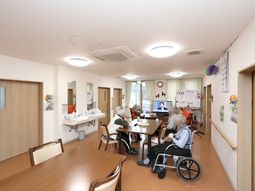 明るい食堂の様子