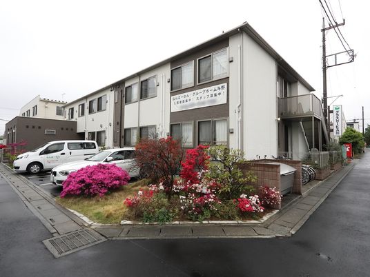 白い建物の外観