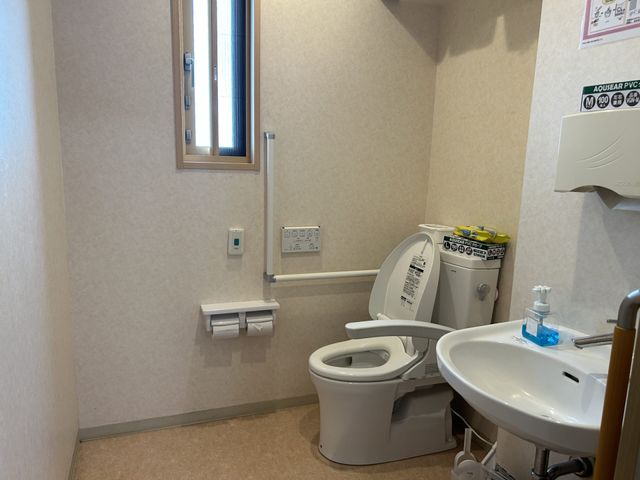 清潔で安全なトイレ トイレ 明るく清潔なトイレ空間です。手すりが設置され、安全に配慮されています。