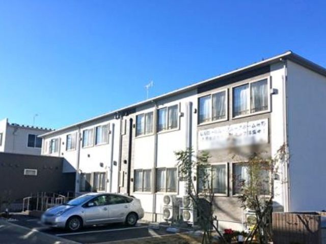 青空の下の外観 外観 開放感を感じられる青空のもと、施設の外観が広がっています。あなたの新しい職場として検討してみてはいかがでしょうか。