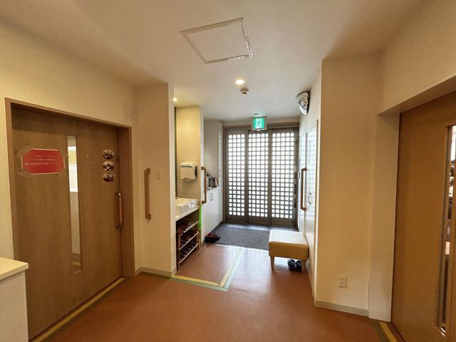 明るい廊下 廊下 広々とした廊下は、明るく開放感があります。手すりが設置されており、安全に移動できる設計です。