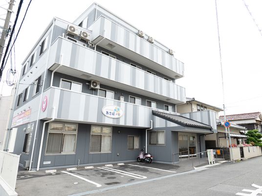 灰色の建物の外観