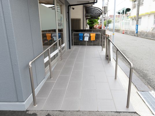 施設のエントランス通路