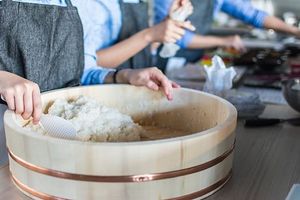 食事準備中の料理