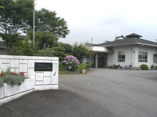 施設の外観と車寄せ  