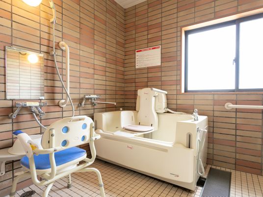 スタッフが高齢者の手助けをしている様子