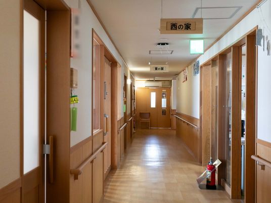 落ち着いた色の廊下