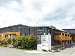 自動販売機のある外観