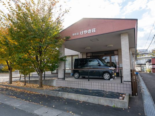 施設の入口と外観