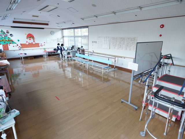 明るいリビング空間 リビング 広々としたリビングで、自然光がたっぷり入る明るで快適な作業環境が整っています。