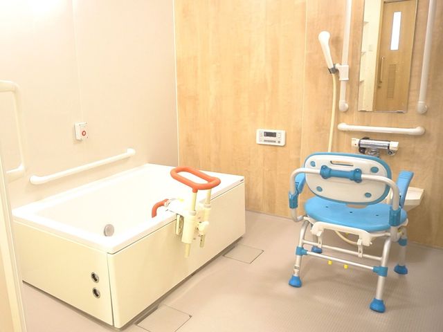バリアフリー設計の浴室 個浴 手すりがついた安全な浴室です。介護が必要な方でも安心してご利用いただける工夫がされています。