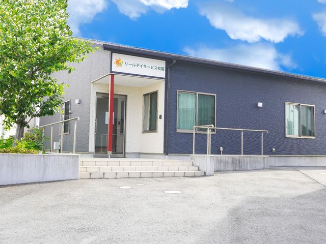 清潔感のある施設外観 併設デイサービスセンター モダンで広々としたエントランスが迎える、快適な環境が整っております。明るい雰囲気の中で、新たな職場をお探しの方に最適です。