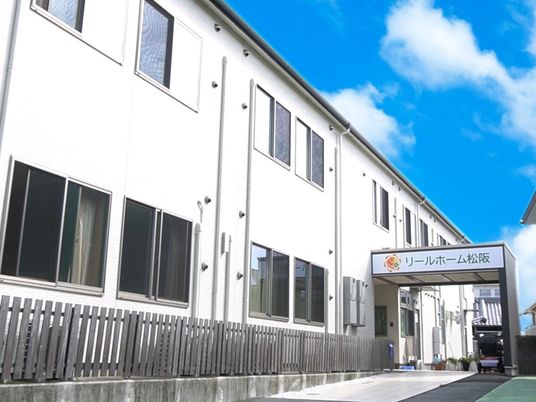 白い壁のキレイな外観