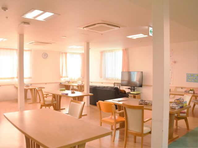 共用リビングの光景 リビング ゆったりとした空間の共用リビングです。大型テレビがあり、快適に過ごせる椅子も完備しています。