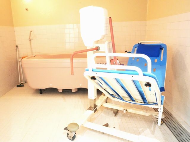 手動浴槽リフト浴室 機械浴室 安全に配慮された浴室です。手動式のリフトを設置しており、利用者の移動をしやすくしています。