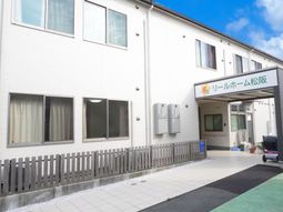 白い壁の建物と看板