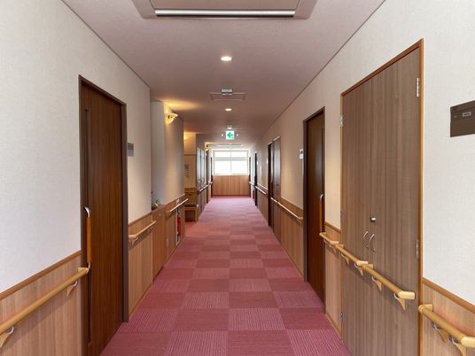 広い明るい廊下