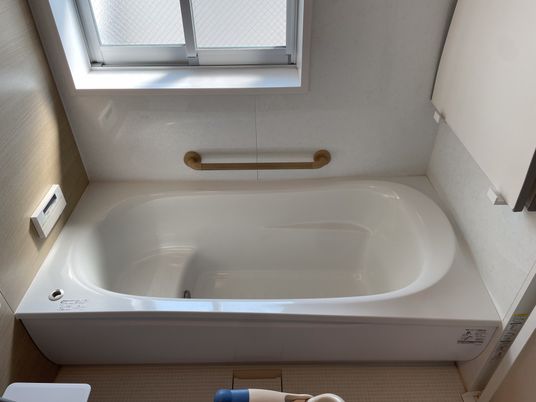 清潔で広々とした空間の浴室