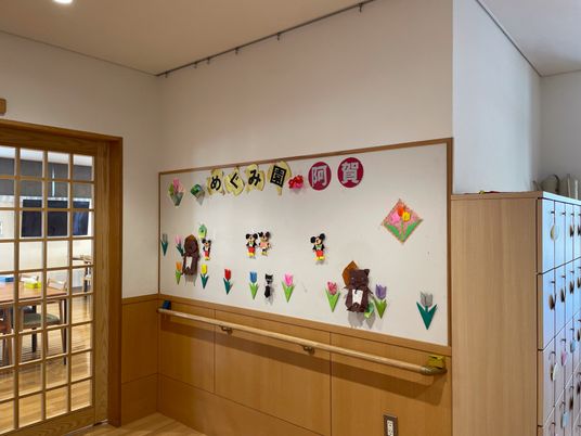 飾りが多い廊下