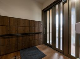 玄関ロッカーとガラスドア