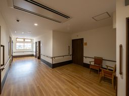 明るい廊下の一部分