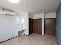 明るい居室の様子