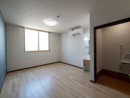 明るい居室の一角