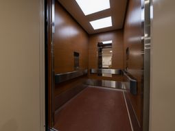 清潔感あるエレベーター内部