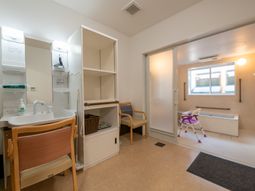 洗面台と浴槽のある居室