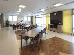 広々明るいダイニングルーム