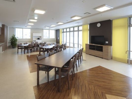 明るい共有ダイニングルーム