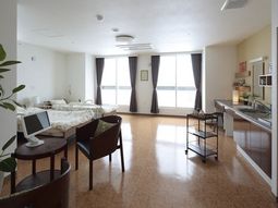 明るい居室の様子