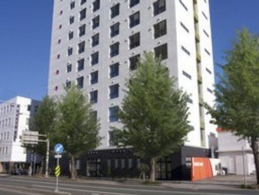白い建物と緑の木々